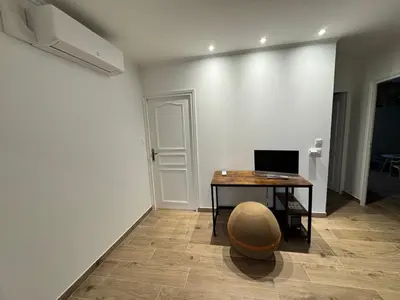 Télévision ou salle de divertissement dans l'établissement Les Platanes Appartement Le Tropical