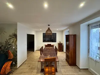 Télévision ou salle de divertissement dans l'établissement Les Platanes Appartement Le Tropical
