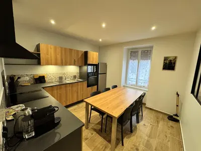 Cuisine ou kitchenette dans l'établissement Les Platanes Appartement Le Tropical