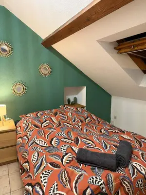 Un ou plusieurs lits dans un hébergement de l'établissement Dijon center cozy apartment - private parking