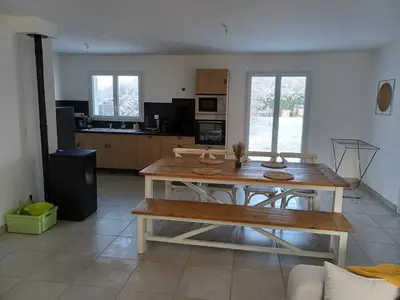 Cuisine ou kitchenette dans l'établissement Maison neuve plein pied