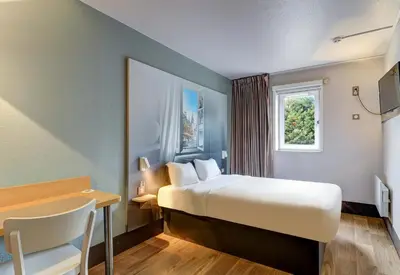Un ou plusieurs lits dans un hébergement de l'établissement B&B HOTEL Beaune Sud 2