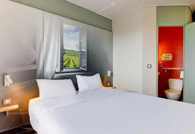 Un ou plusieurs lits dans un hébergement de l'établissement B&B HOTEL Beaune Sud 2