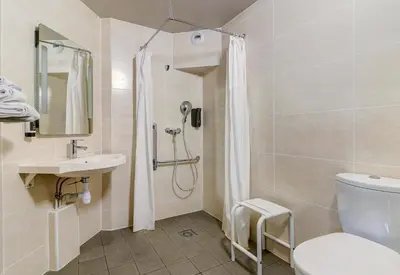 Salle de bains dans l'établissement B&B HOTEL Beaune Sud 2