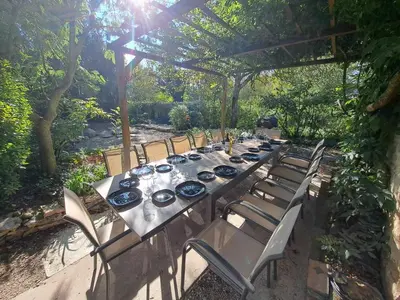 Jardin de l'établissement Maison spacieuse climatisée, spa et pétanque pour 6 pers