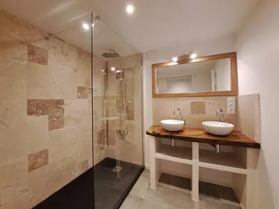 Salle de bains dans l'établissement Maison spacieuse climatisée, spa et pétanque pour 6 pers