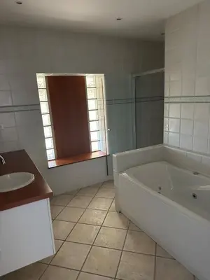 Salle de bains dans l'établissement La clef de vos rêves avec jaccuzi