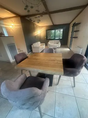 Coin salon dans l'établissement La clef de vos rêves avec jacuzzi