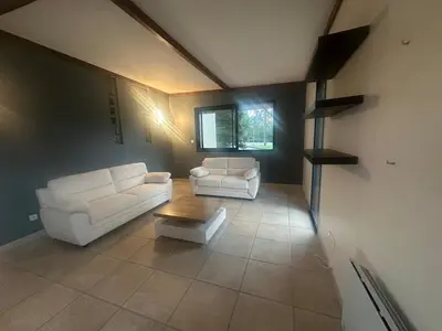 Coin salon dans l'établissement La clef de vos rêves avec jacuzzi