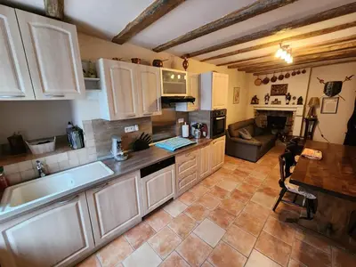 Cuisine ou kitchenette dans l'établissement La maison bleue