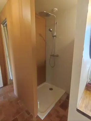 Salle de bains dans l'établissement Gite le Villaine