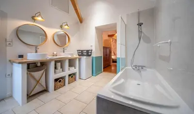 Salle de bains dans l'établissement L'Orée du Bois