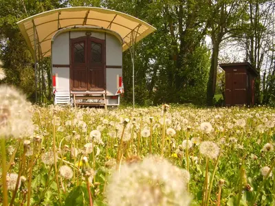 Jardin de l'établissement Les Roulottes de la Gare