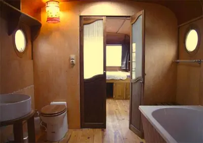 Salle de bains dans l'établissement Les Roulottes de la Gare