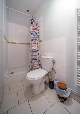 Salle de bains dans l'établissement Jean Moulin 2
