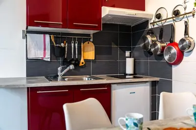 Cuisine ou kitchenette dans l'établissement La Rose Des Vents - Parking Gratuit - StyleCosy