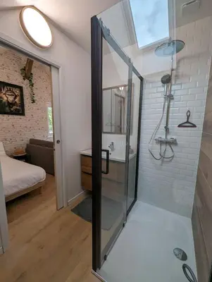 Salle de bains dans l'établissement Le Studio Neo-Retro