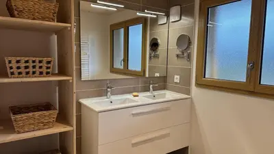 Salle de bains dans l'établissement Le Chalet du Silence