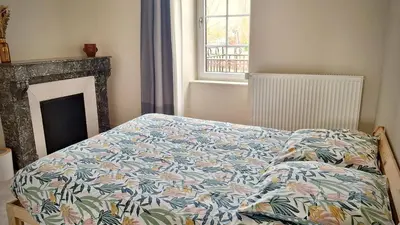 Un ou plusieurs lits dans un hébergement de l'établissement Charmante maison de campagne de 5 chambres au bord du canal du Centre