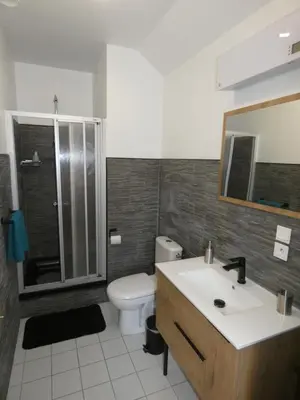 Salle de bains dans l'établissement Les Bergeronnettes