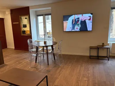 Télévision ou salle de divertissement dans l'établissement Le Martini