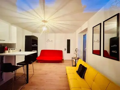 Télévision ou salle de divertissement dans l'établissement petit studio de bourgogne