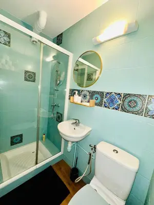 Salle de bains dans l'établissement petit studio de bourgogne