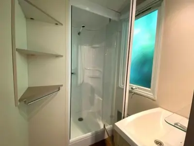 Salle de bains dans l'établissement Mobil-home 6 pers avec terrasse au camping Arquebuse - API-1-52-1364