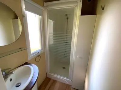 Salle de bains dans l'établissement Mobil home confortable avec terrasse pour 4 personnes - API-1-52-1362