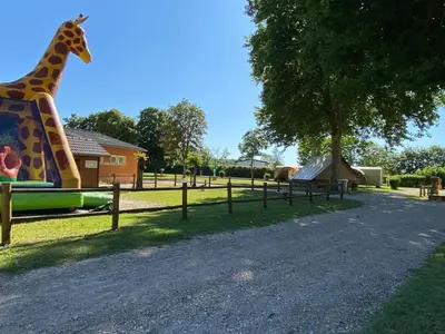 Aire de jeux pour enfants de l'établissement Mobil home confortable avec terrasse pour 4 personnes - API-1-52-1362