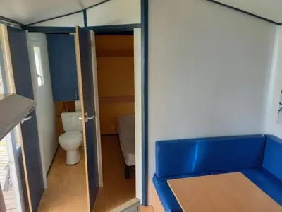 Salle de bains dans l'établissement Mobil-home confortable avec terrasse pour 4 personnes à Athée - API-1-52-1366