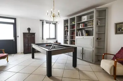 Bibliothèque dans la maison de vacances