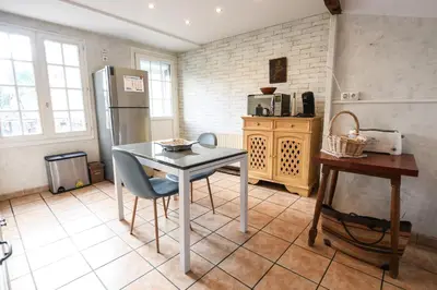 Cuisine ou kitchenette dans l'établissement Ô Étoiles - Piscine, Billiard & Cœur de Ville