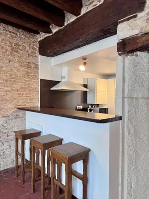 Cuisine ou kitchenette dans l'établissement Maison de caractère au cœur du village