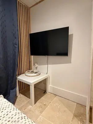 Télévision ou salle de divertissement dans l'établissement Le petit cocon de Jeannin
