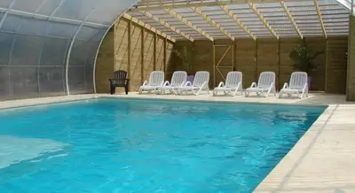 Piscine de l'établissement ZEcamping 4 animaux acceptés avec piscine couverte et restaurant ou située à proximité