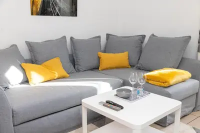 Coin salon dans l'établissement Le Doubs Dole - Maison 73m2 - proximité ciné & voie verte - au calme