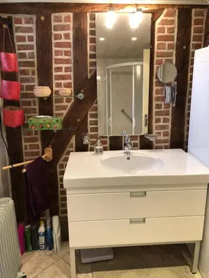 Salle de bains dans l'établissement Gîte A l 'Ombre des Acacias