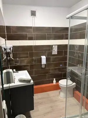 Salle de bains dans l'établissement Hôtel du Centre