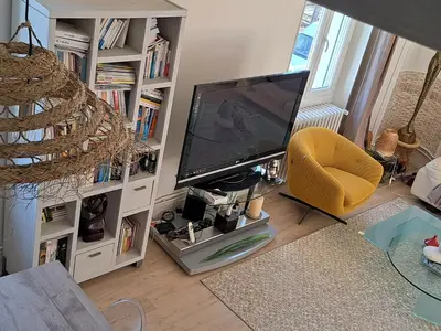 Télévision ou salle de divertissement dans l'établissement Grand Duplex spacieux en maison de ville