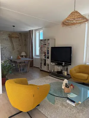 Télévision ou salle de divertissement dans l'établissement Grand Duplex spacieux en maison de ville