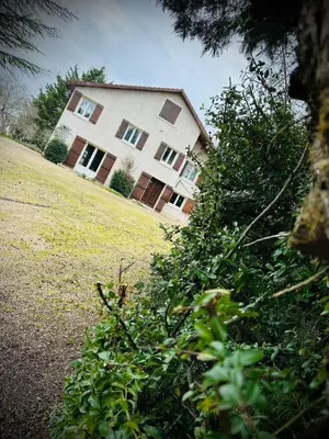 Jardin de l'établissement La maison de Lydie - 1ha de nature, calme absolu