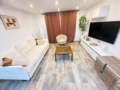 Télévision ou salle de divertissement dans l'établissement Appartement Cosy terrasse
