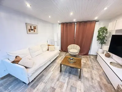 Télévision ou salle de divertissement dans l'établissement Appartement Cosy terrasse