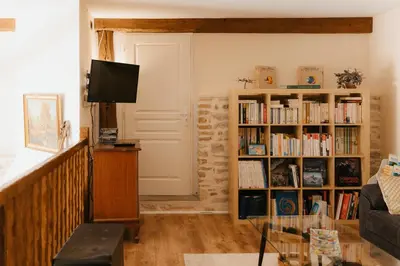 Bibliothèque dans la maison de vacances