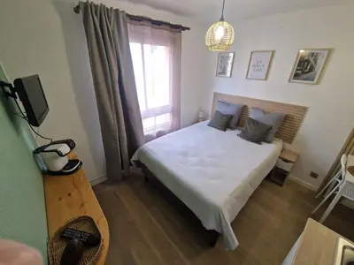 Un ou plusieurs lits dans un hébergement de l'établissement Le Cosy 213 des Logis de Paray Studio Downtown