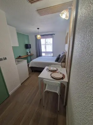 Un ou plusieurs lits dans un hébergement de l'établissement Le Cosy 213 des Logis de Paray Studio Downtown