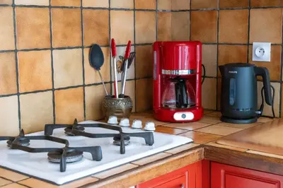 Plateau bouilloire dans l'établissement Maison du noyer - proxi forêt - piano et jardin