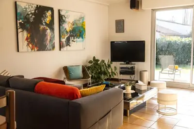 Télévision ou salle de divertissement dans l'établissement Maison du noyer - proxi forêt - piano et jardin