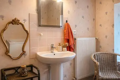 Salle de bains dans l'établissement Les Jardins de Chevagny Parking - Jardin - 6 Personnes